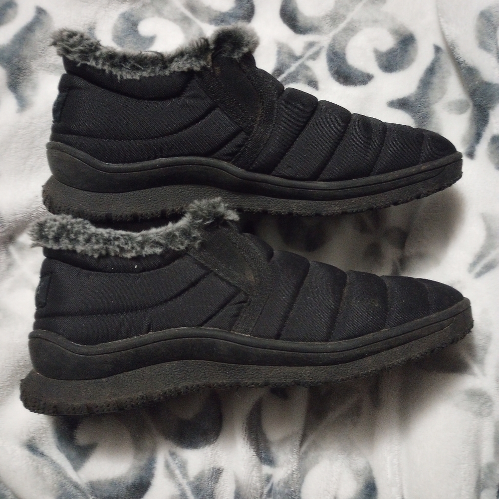 Minnetonka Black Fur-Lined Boots